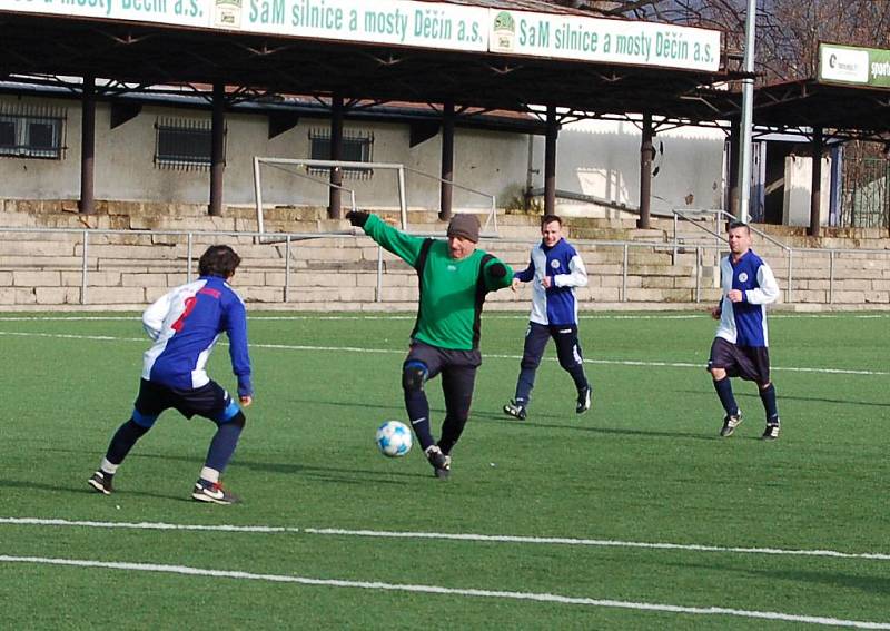 Česká Kamenice (v modrobílém) porazila Union Děčín (v zeleném) 5:1.