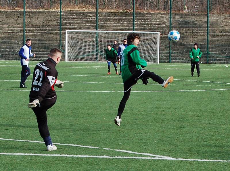 Česká Kamenice (v modrobílém) porazila Union Děčín (v zeleném) 5:1.