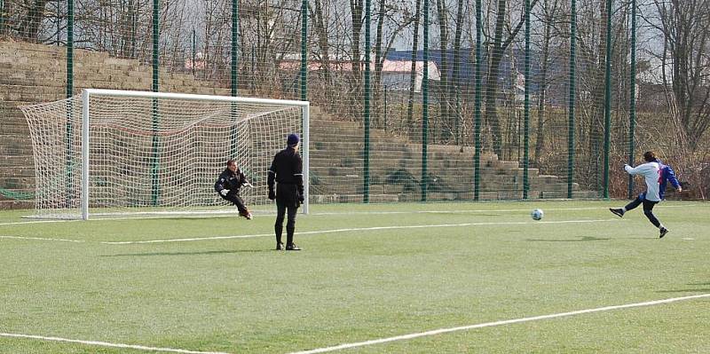 Česká Kamenice (v modrobílém) porazila Union Děčín (v zeleném) 5:1.