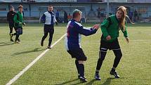 Česká Kamenice (v modrobílém) porazila Union Děčín (v zeleném) 5:1.