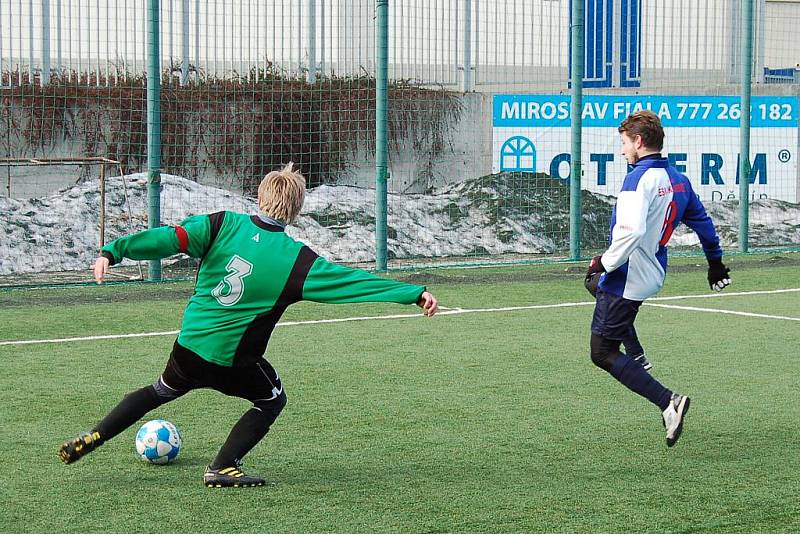 Česká Kamenice (v modrobílém) porazila Union Děčín (v zeleném) 5:1.