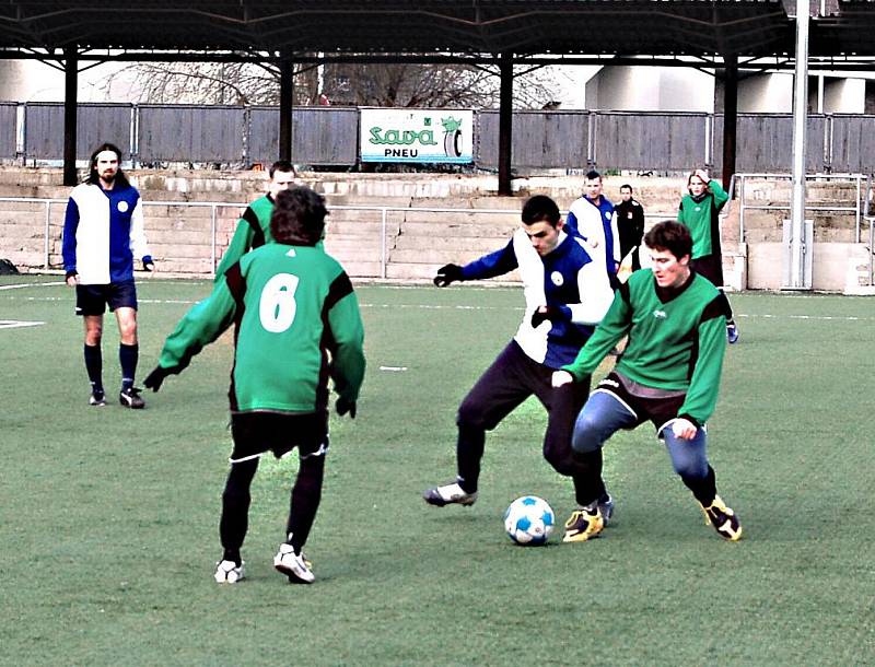 Česká Kamenice (v modrobílém) porazila Union Děčín (v zeleném) 5:1.