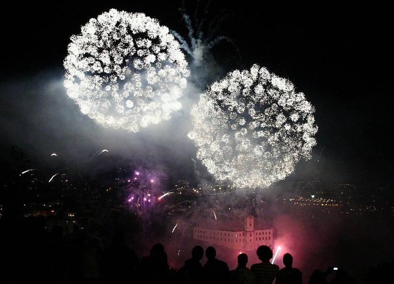 Městské slavnosti 2011 začaly průvodem a ohňostrojem.