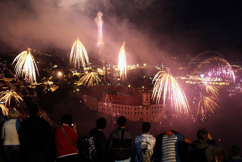 Městské slavnosti 2011 začaly průvodem a ohňostrojem.