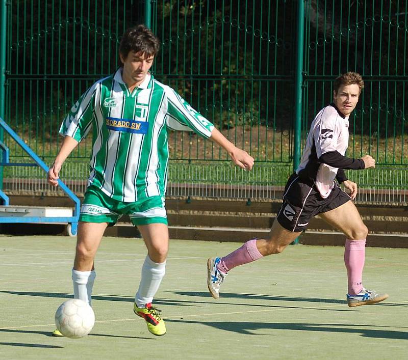 SLOVANKA DĚČÍN (v zeleném) si v přátelském utkání poradil s Los Kozlos 9:3.