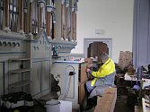 Thomas Huebener z firmy Eule při sestavování varhan v bazilice ve Filipově