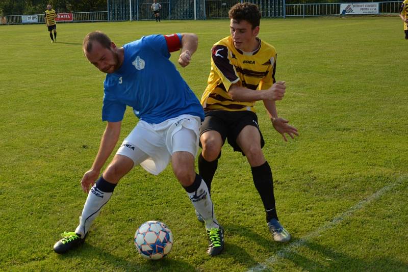 Březiny (v modrém) doma deklasovaly Šluknov B 8:1.