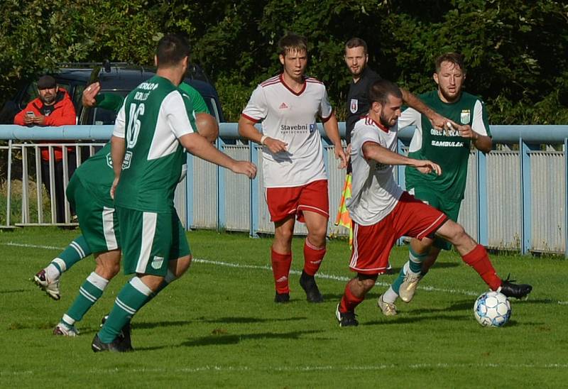 Fotbalisté Jílového (bílé dresy) doma přetlačili Modlany 3:2 a slaví první body v krajském přeboru.