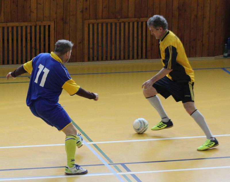 JDE SE DO FINÁLE. V tomto utkání porazili hráči Tenis Proboštov (v modrém) děčínské RAFany 4:3.