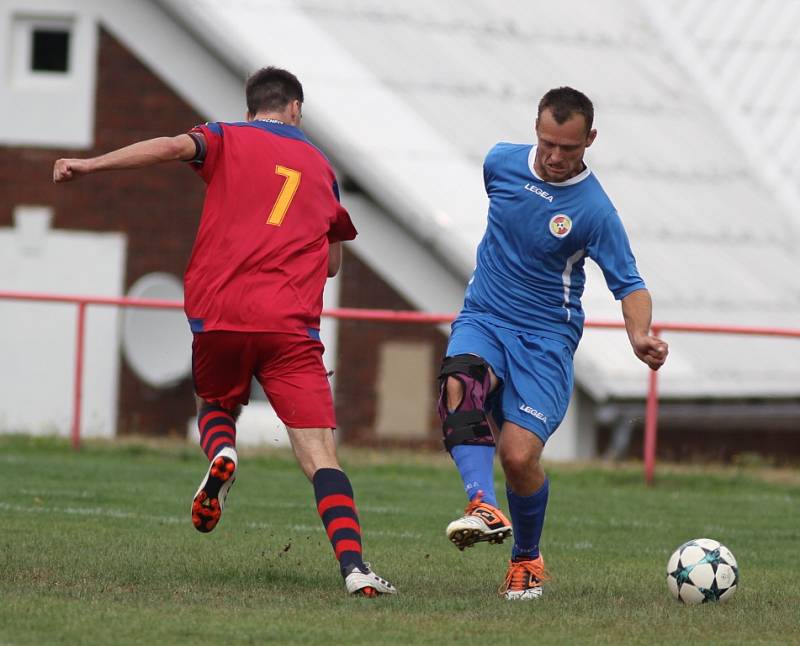 PORÁŽKA. Jiříkov (v modrém) doma padl s Hostovicemi 0:1.