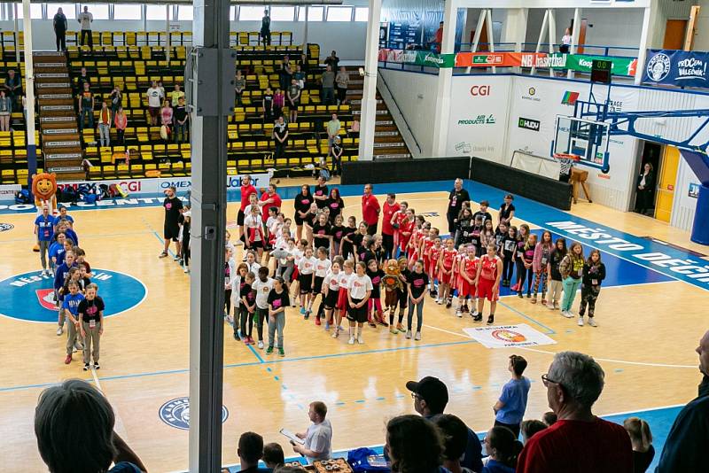 Slavnostní zakončení Vividbooks Národního finále U 11 dívek v basketbalu. Vítězství urvaly dívky z Hradce Králové.