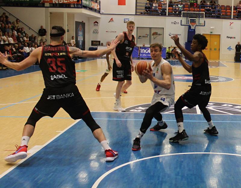 DĚČÍNŠTÍ BASKETBALISTÉ doma nestačili na mistrovský Nymburk.