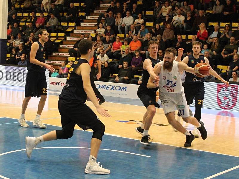 Zápas nadstavbové části basketbalové ligy mezi Děčínem a Opavou.