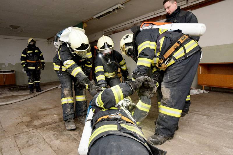 Pravidelné cvičení trávili varnsdorfští dobrovolní hasiči ve výcvikové továrně v centru města.