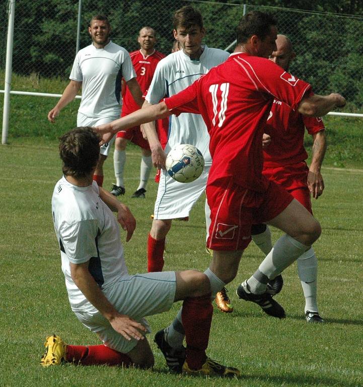 HEŘMANOV (červené dresy) doma porazil Benešov 3:0.