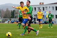 KONEČNĚ ZABRALI! Fotbalisté Varnsdorfu (ve žlutém) rozdrtili Sokolov 5:0.