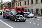 Dopravní nehoda tří aut komplikovala dopravu na Teplické ulici.