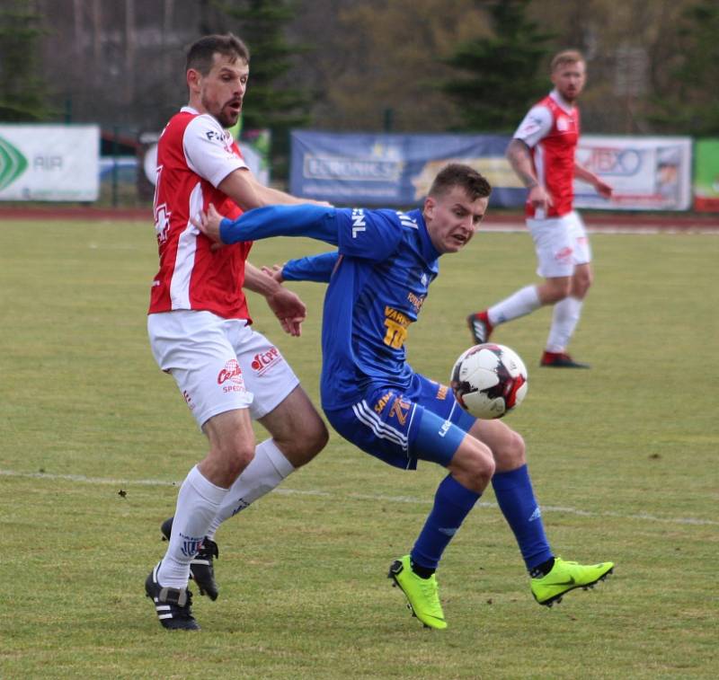 FOTBALOVÉ JARO ZAČALO. Varnsdorf (v modrém) doma přivítal Pardubice.