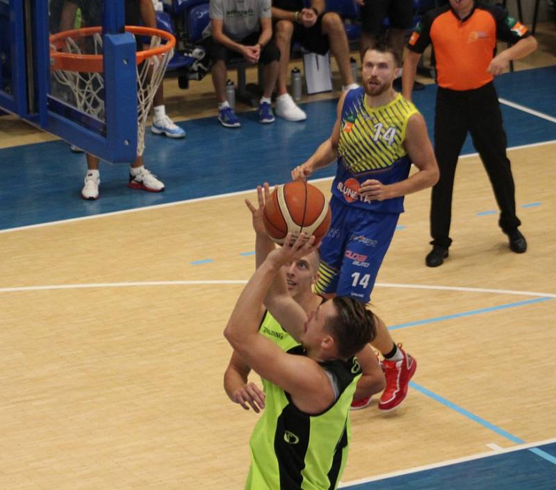 PŘÍPRAVA. Basketbalisté Děčína (žlutá) doma přivítali Ústí nad Labem.