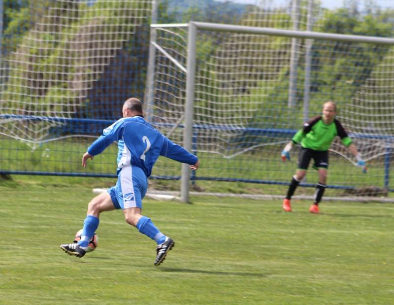 JASNÁ VÝHRA. Fotbalisté České Kamenice B (modrá) vyhráli 5:1 ve Františkově.