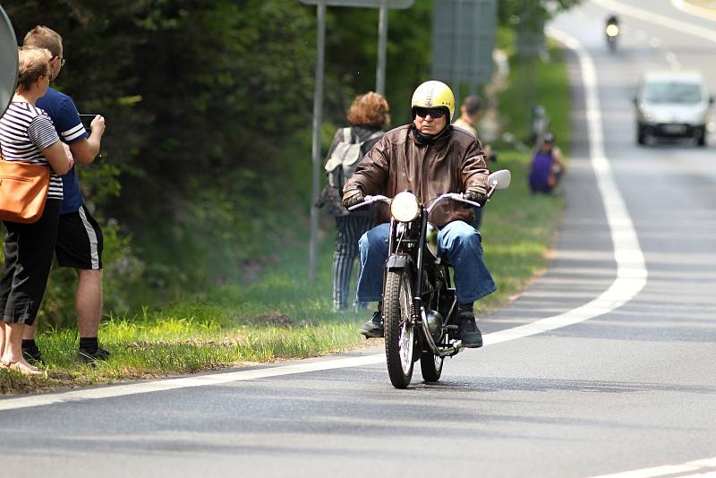 Na Šébru se konaly tradiční závody motoristických veteránů.