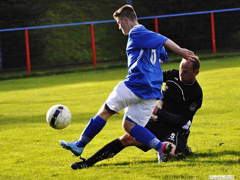 ŠLUKNOV (v modrém) porazil poslední Travčice 3:1.