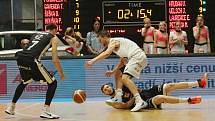 První finálové utkání basketbalové ligy se hrálo na děčínském zimním stadionu. Válečníci se utkali s Nymburkem.