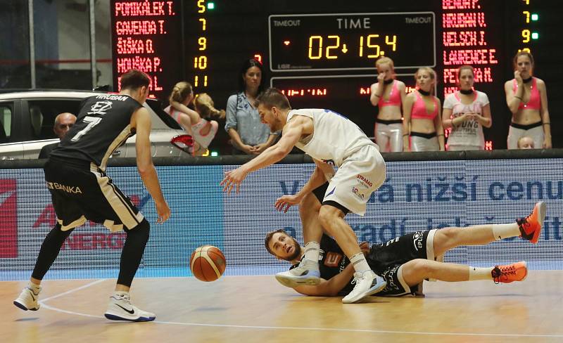 První finálové utkání basketbalové ligy se hrálo na děčínském zimním stadionu. Válečníci se utkali s Nymburkem.