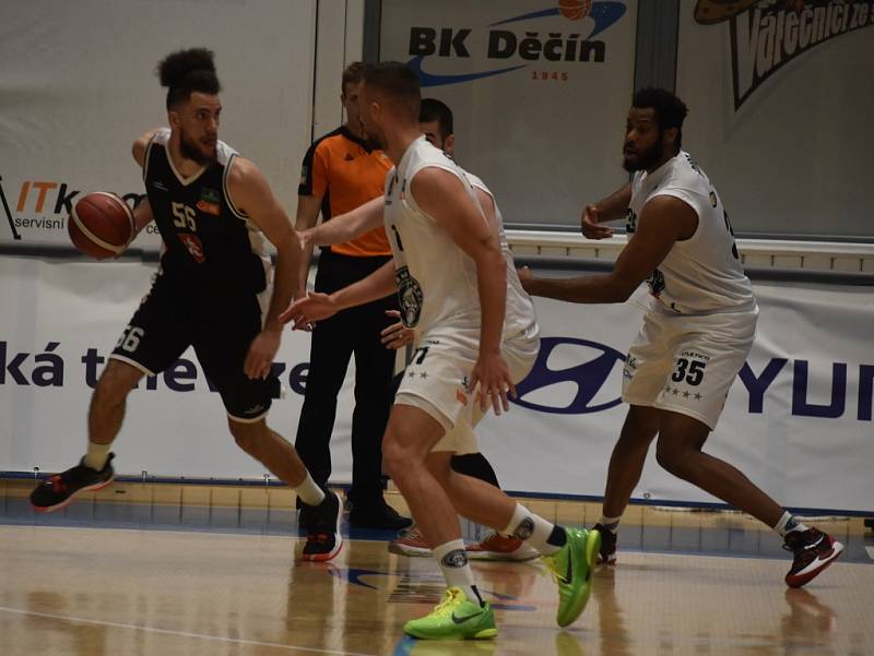 Děčínští basketbalisté (bílé dresy) doma podlehli Hradci Králové 68:82.