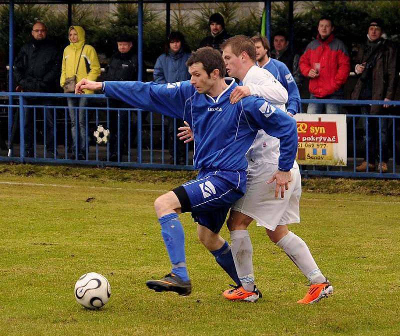 Fotbalisté SK Vilémov (v modrém) pokračují v jarním vítězném tažení. Tentokráte porazili Most B 2:0.