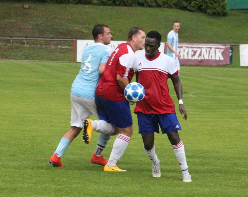 PORÁŽKA. Fotbalisté Modré (červené dresy) doma prohráli 1:3 se Srbicemi.