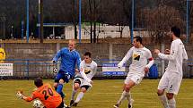 Fotbalisté SK Vilémov (v modrém) pokračují v jarním vítězném tažení. Tentokráte porazili Most B 2:0.