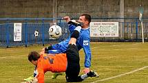 Fotbalisté SK Vilémov (v modrém) pokračují v jarním vítězném tažení. Tentokráte porazili Most B 2:0.