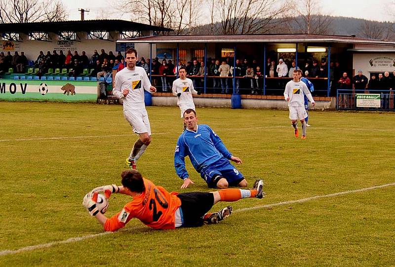 Fotbalisté SK Vilémov (v modrém) pokračují v jarním vítězném tažení. Tentokráte porazili Most B 2:0.