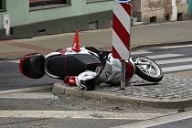 Řidič skútru havaroval v Kamenické ulici v Děčíně