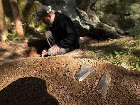 Archeologové našli deset tisíc let staré pazourky.