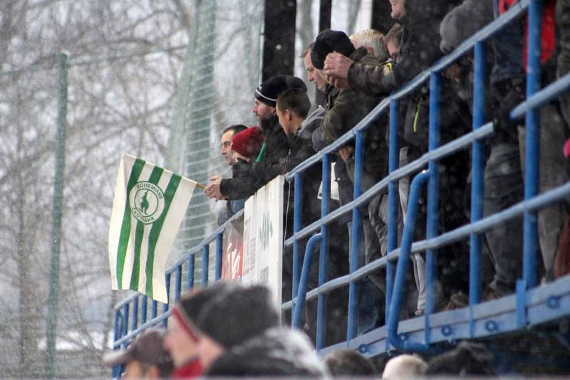 PŘÁTELSKÉ KLÁNÍ. Výběr Pelikánu Děčín (fialová) se utkal proti staré gardě Bohemians 1905.