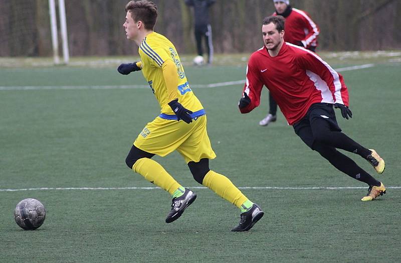 BEZ PŘEKVAPENÍ. Fotbalisté Varnsdorfu (ve žlutém) porazili Nymburk 3:0.