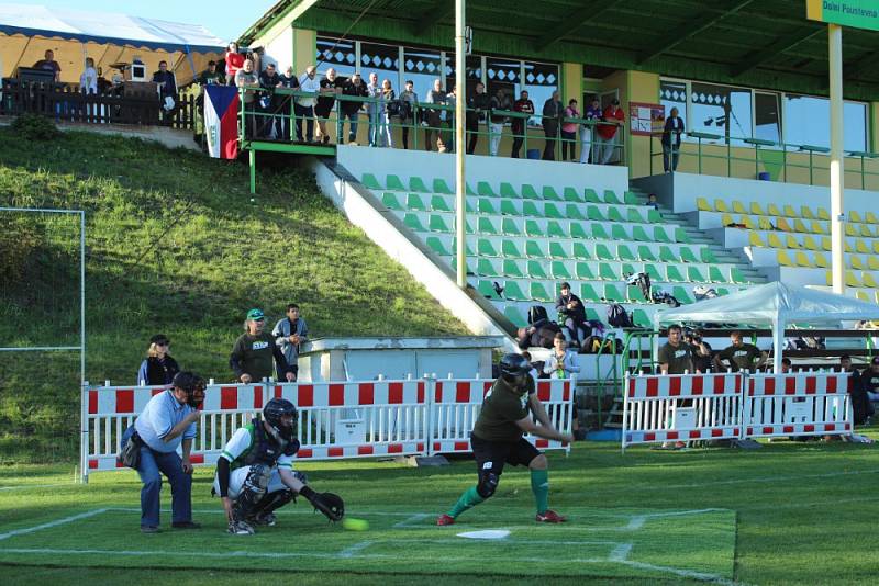 TURNAJ. Fotbalové hřiště v Dolní Poustevně hostilo softballový turnaj.