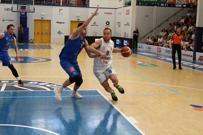 První zápas čtvrtfinále basketbalové ligy mezi Děčínem a Opavou.