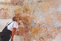 Restaurátor Lubomír Zeman pracuje na záchraně barokní fresky v Čajovém pavilonu na děčínském zámku