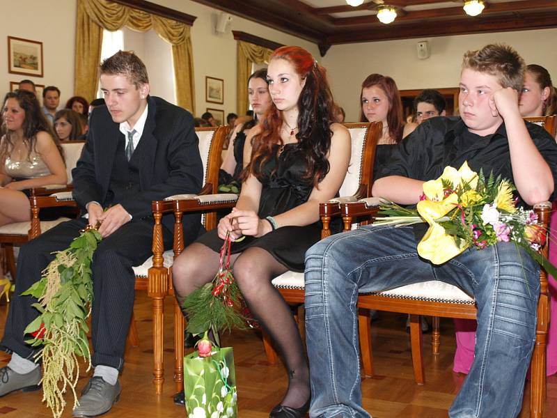 Slavnostní předávání vysvědčení na zámku ve Šluknově zažili žáci devátých tříd ze ZŠ J. Vohradského.