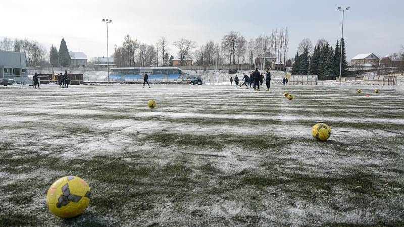 FOTBALISTÉ VARNSDORFU zahájili zimní přípravu. Vedl je nový trenér Roman Veselý.