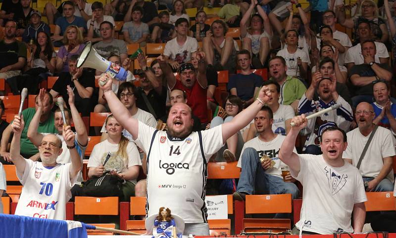 První finálové utkání basketbalové ligy se hrálo na děčínském zimním stadionu. Válečníci se utkali s Nymburkem.