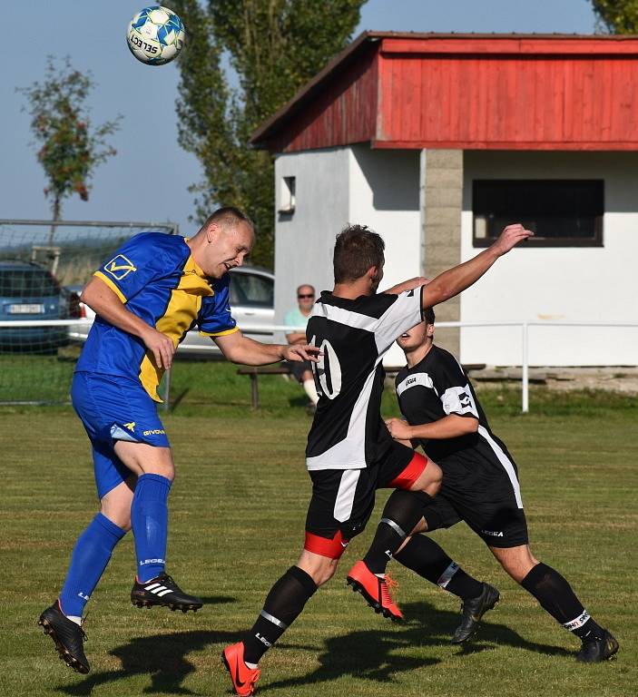 Bynovec (modrožlutá) doma padl s Františkovem 0:2.