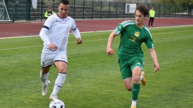 Fotbalisté Vilémova (zelené dresy) vyhráli v Krupce 2:0.