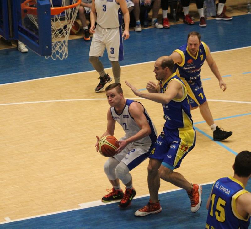 ŠKODA. Děčínští basketbalisté ztratili proti Teplicím dobře rozehraný zápas.