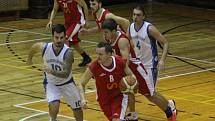 DERBY. Basketbalisté Varnsdorfu (v bílém) doma porazili Děčín.