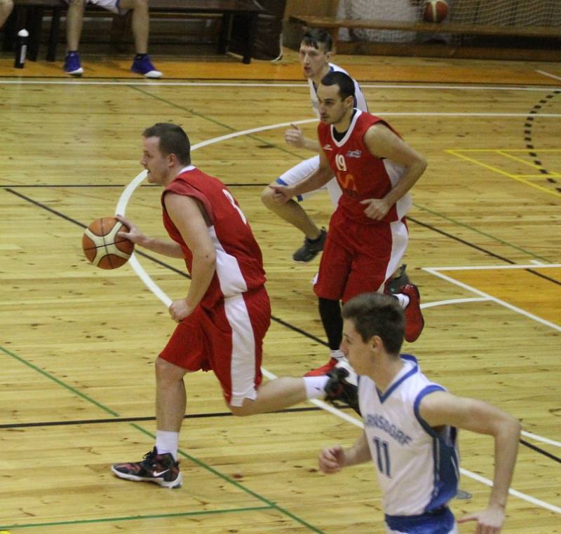 DERBY. Basketbalisté Varnsdorfu (v bílém) doma porazili Děčín.