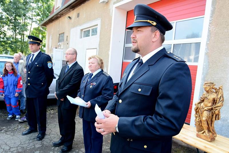Hasiči v Dolní Poustevně dostali vyšívaný hasičský prapor.